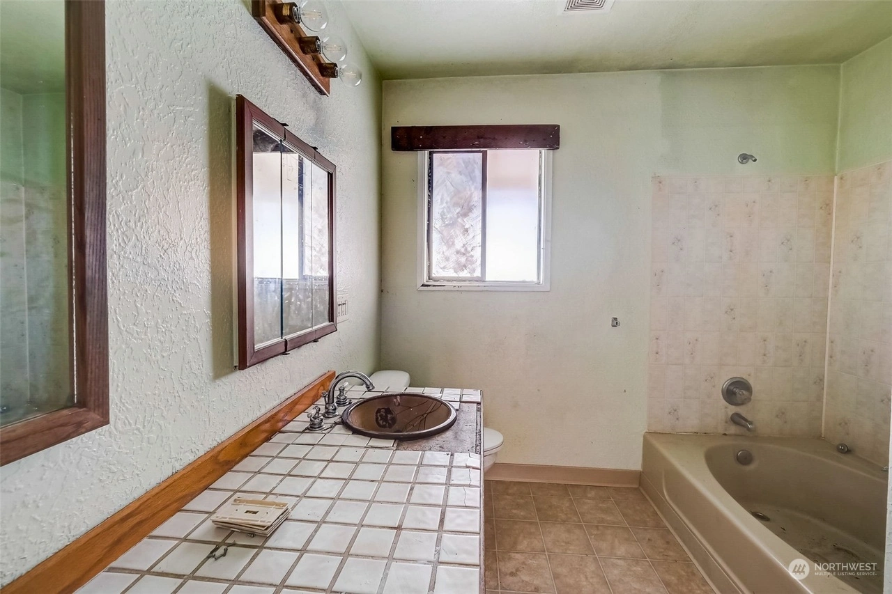 Bathroom_flip_house_transformation