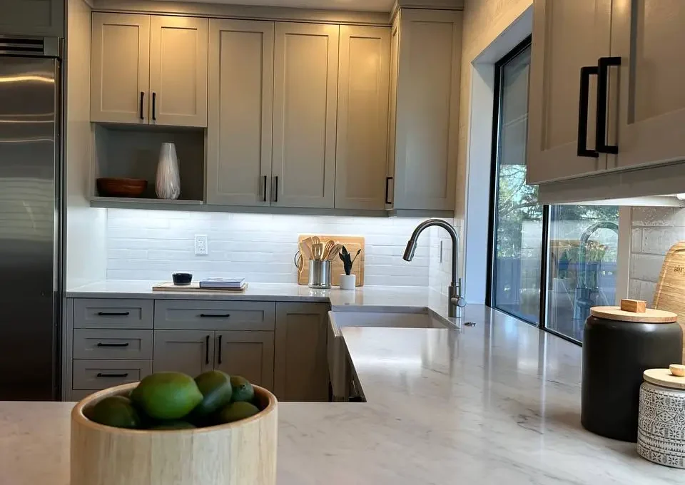 Modern Kitchen Remodel With White Overflow Countertops & Black Accents